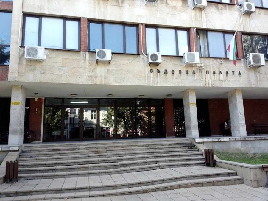 „Дошли сме да те убиваме“: Условна присъда за сапаревобанка, заплашила полицай в Дупница